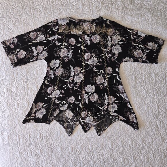 Gimmicks Embroidered Floral Eyelet Kimono Top with Shark Bite Hem Misses size S - Picture 10 of 15